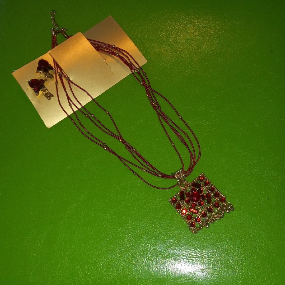 Source Unknown Red and Gold Necklace Set